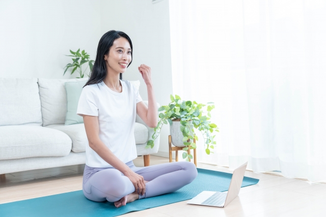狭さを感じさせない！オンラインヨガ環境づくりのアイデア