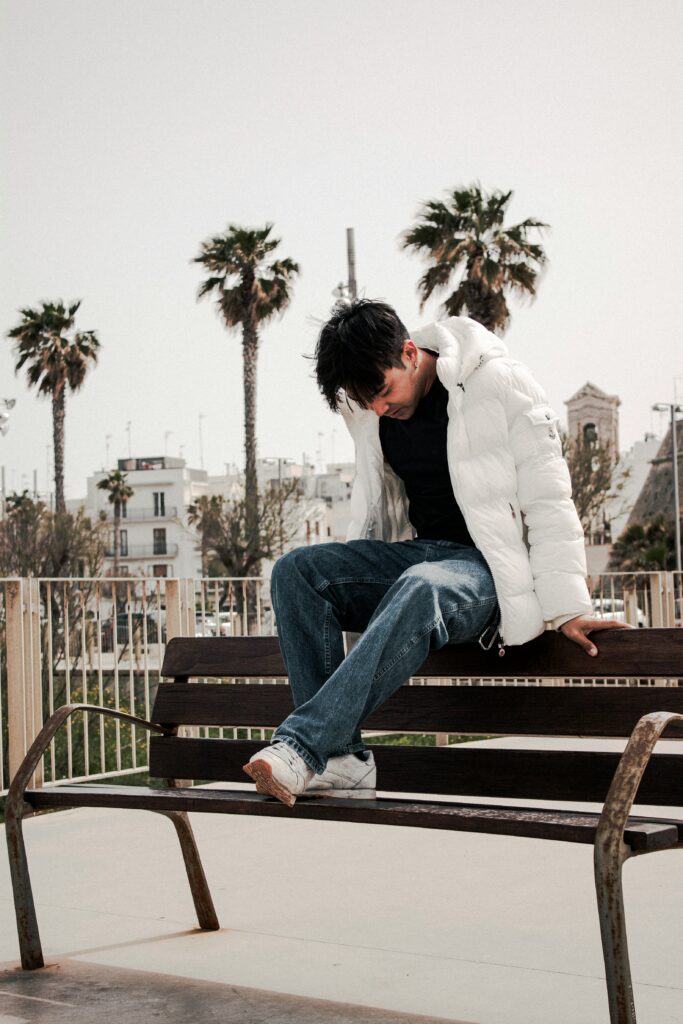 モンクレールをクリーニングに出さない方がいい?高級ダウン維持の正しい選択とリスク